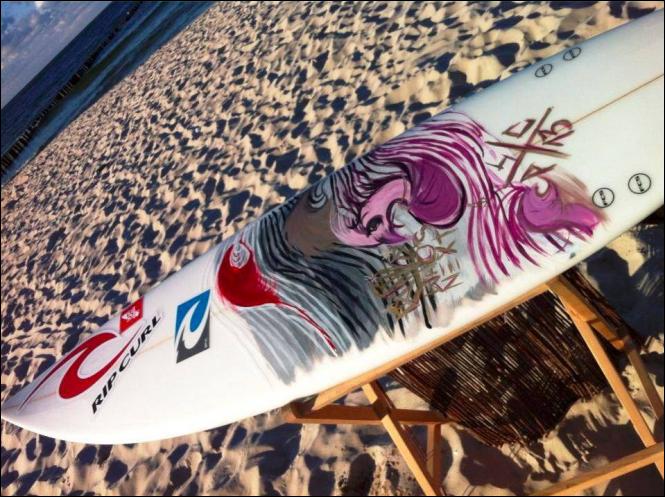 Główna nagroda w Polish Surfing Challenge pomalowana przez Dominika.